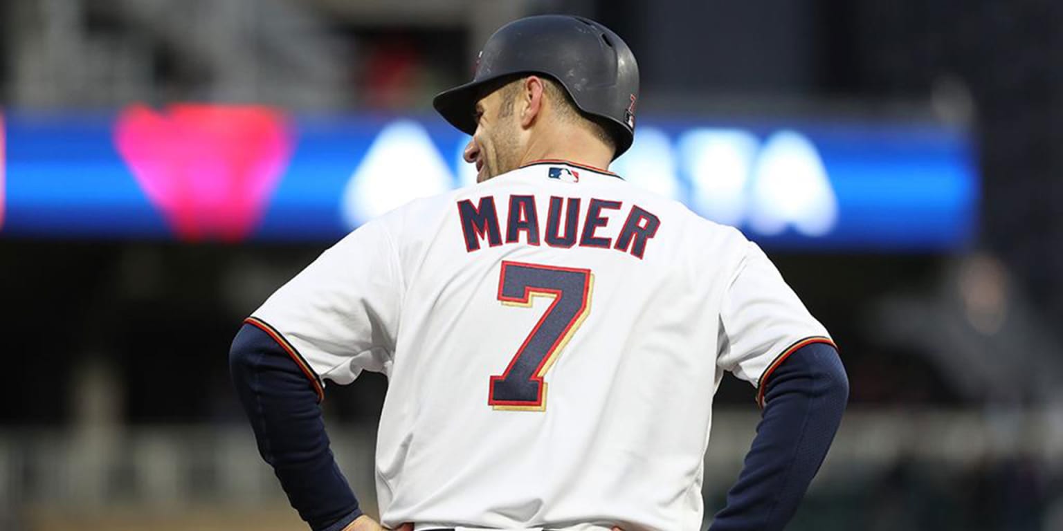 Joe Mauer makes emotional exit from baseball