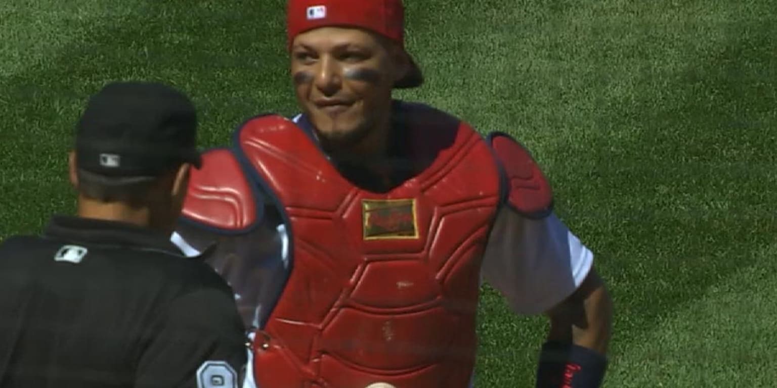 NLCS Gm3: With his catcher's gear, Yadi gets loose 