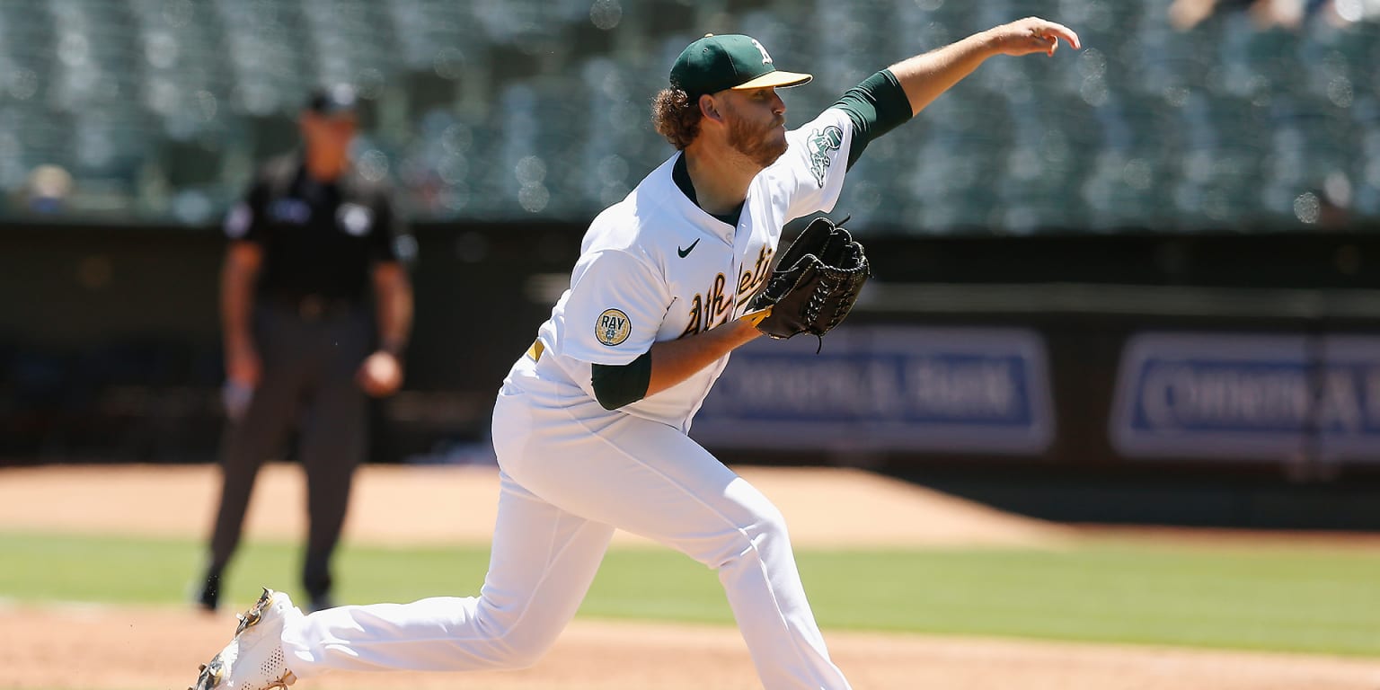 Stephen Curry visits A's with foundation, takes BP