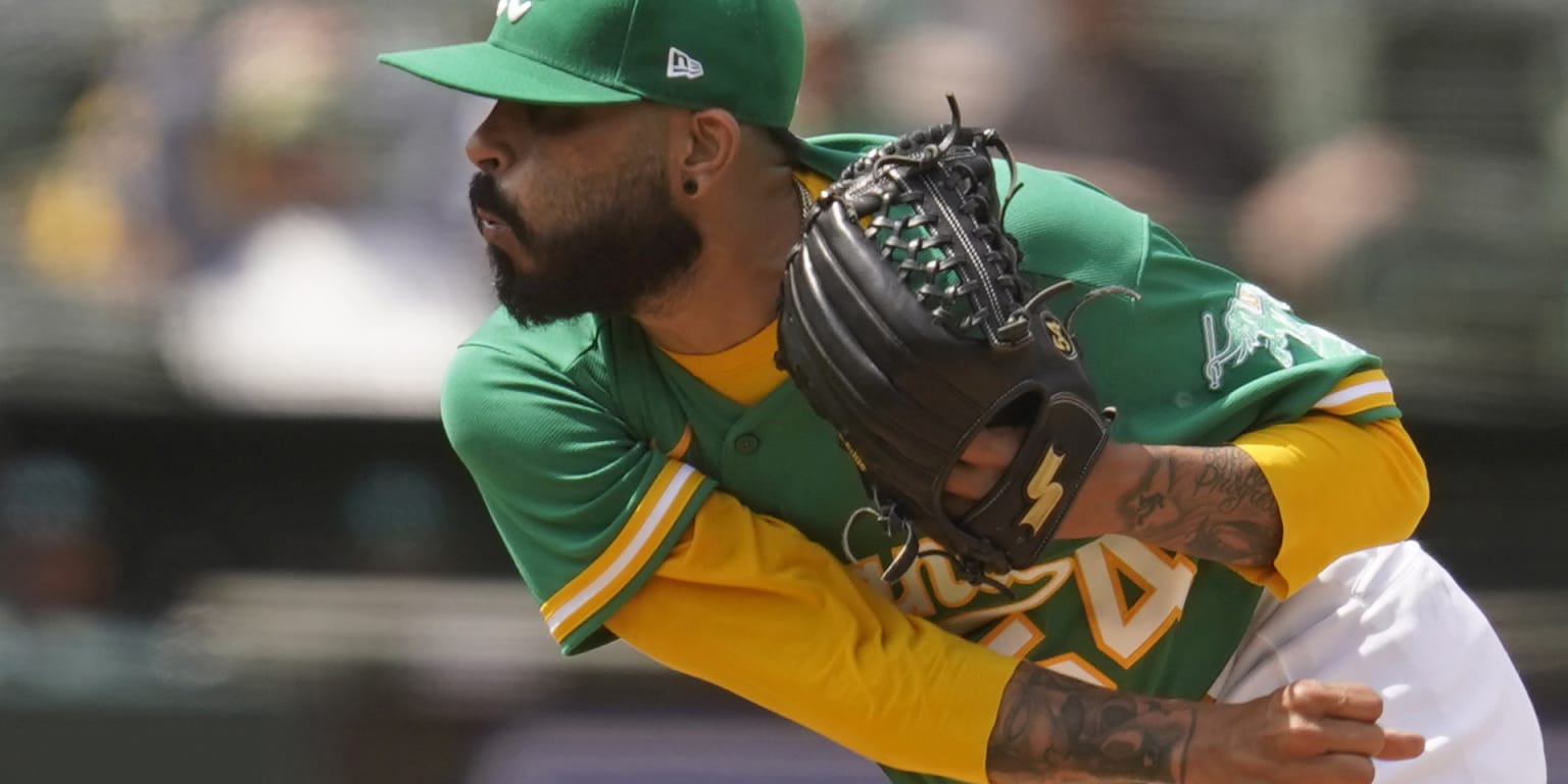 Mariners agree to deal with veteran reliever Sergio Romo