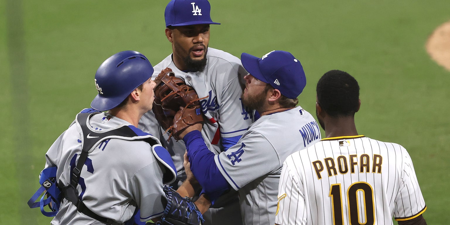 Zack Greinke, Dodgers star pitcher, breaks collarbone in brawl with Padres  - CBS News
