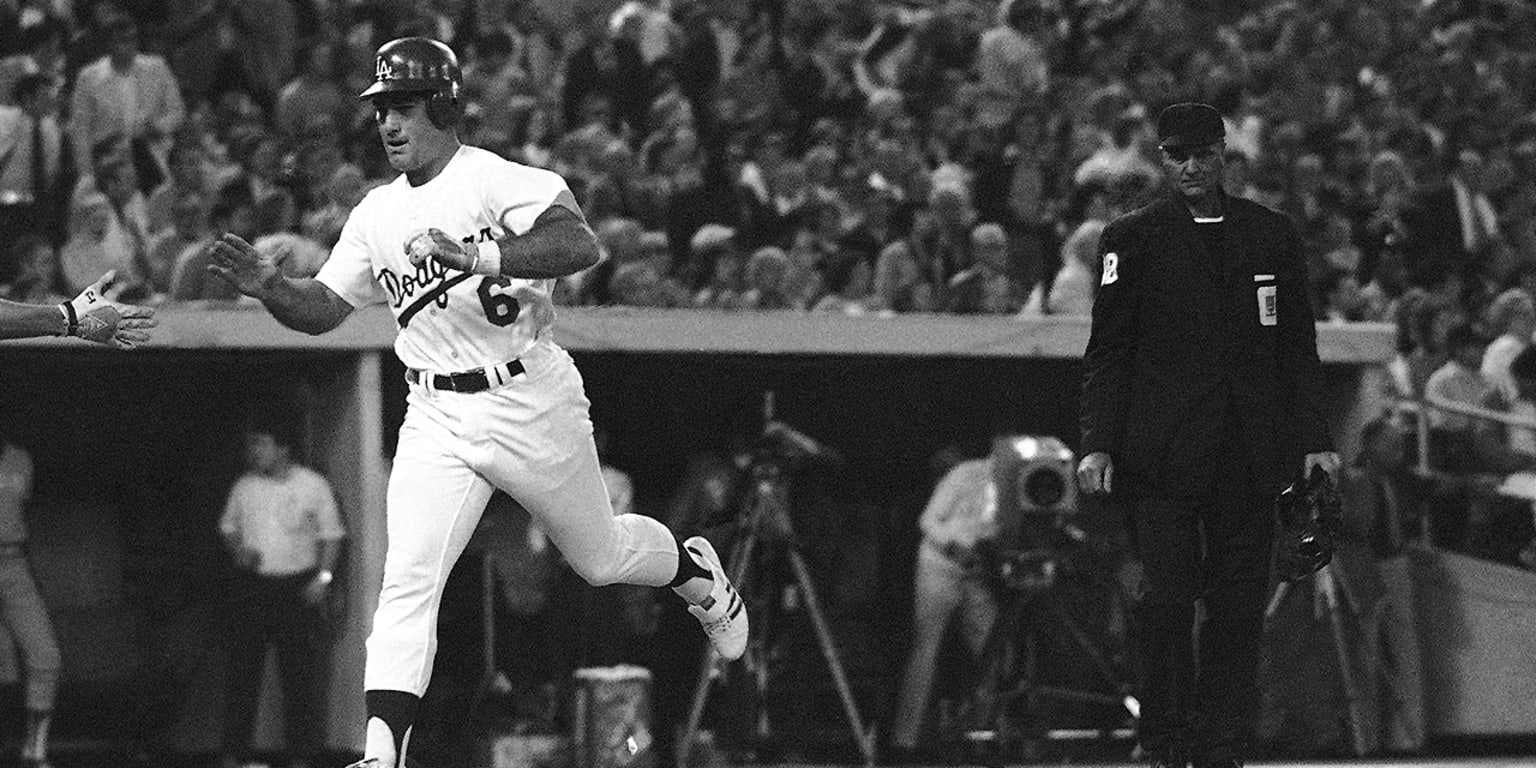 Los Angeles Dodgers Steve Garvey, left, is safely at third as ball