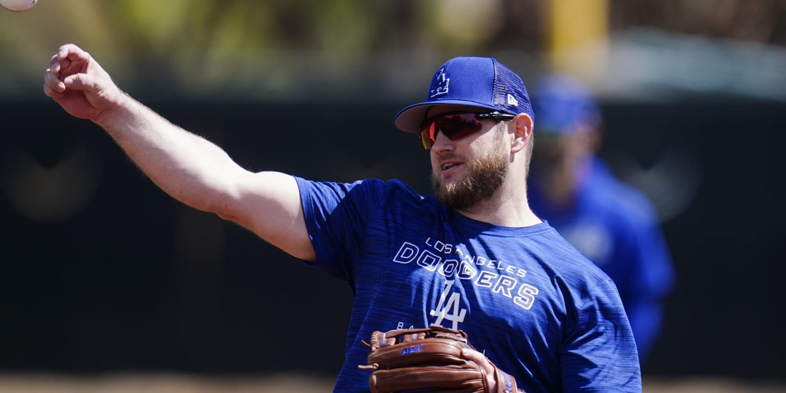 Max Muncy sees first spring action for Dodgers