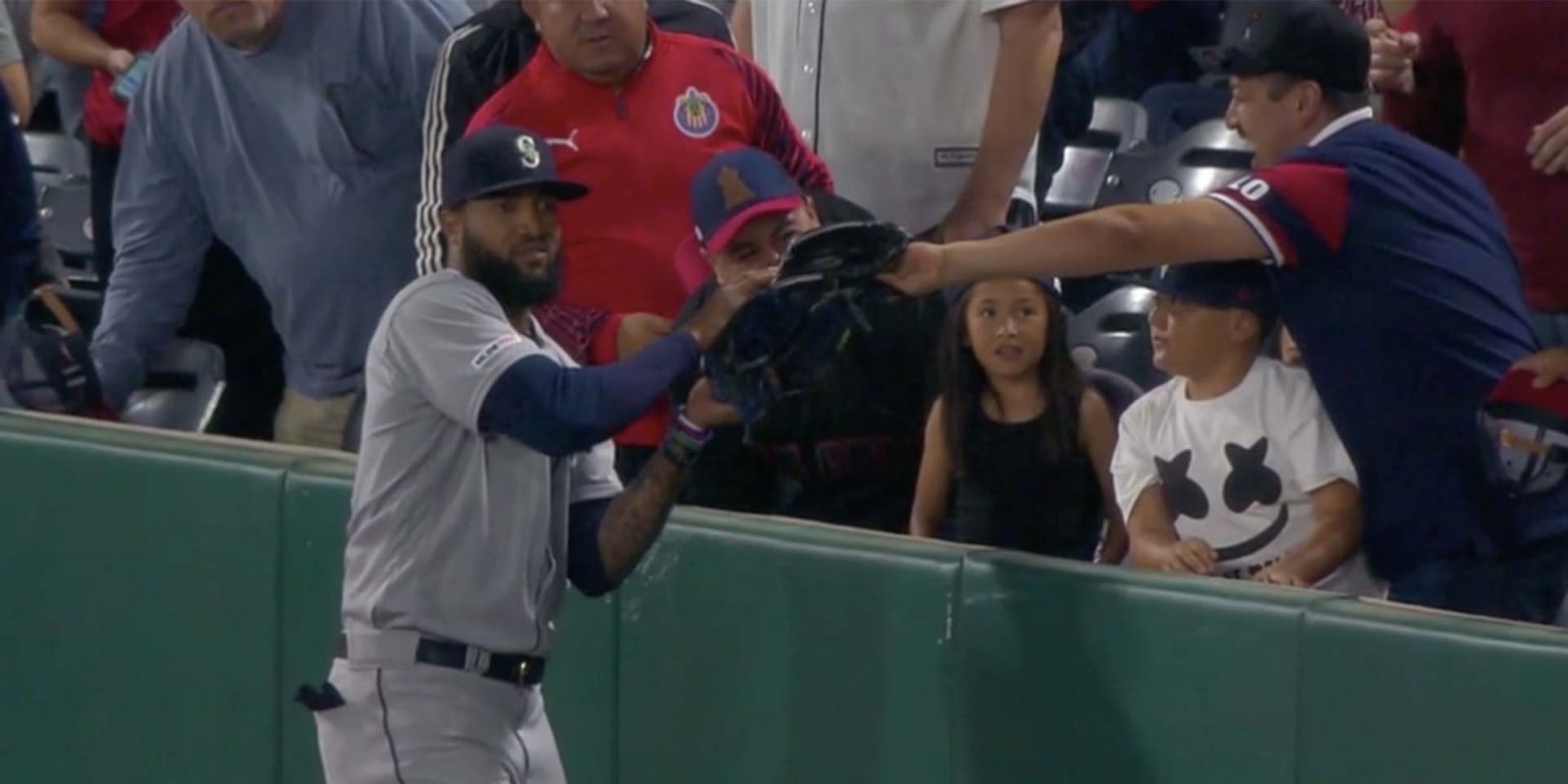 Fan grabs ball with fishing net, 07/07/2016