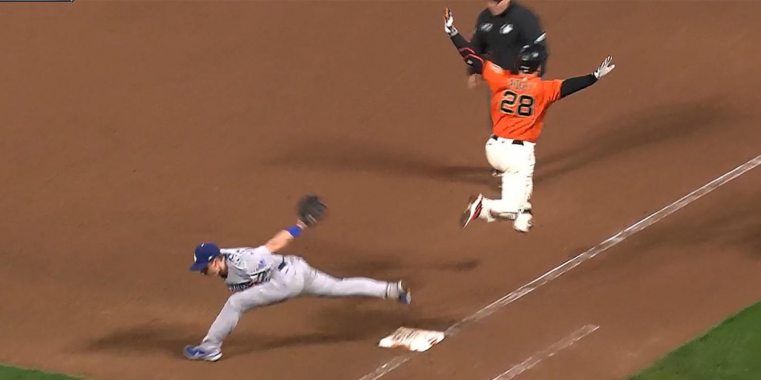 Giants beat Dodgers on walk-off throwing error in extras