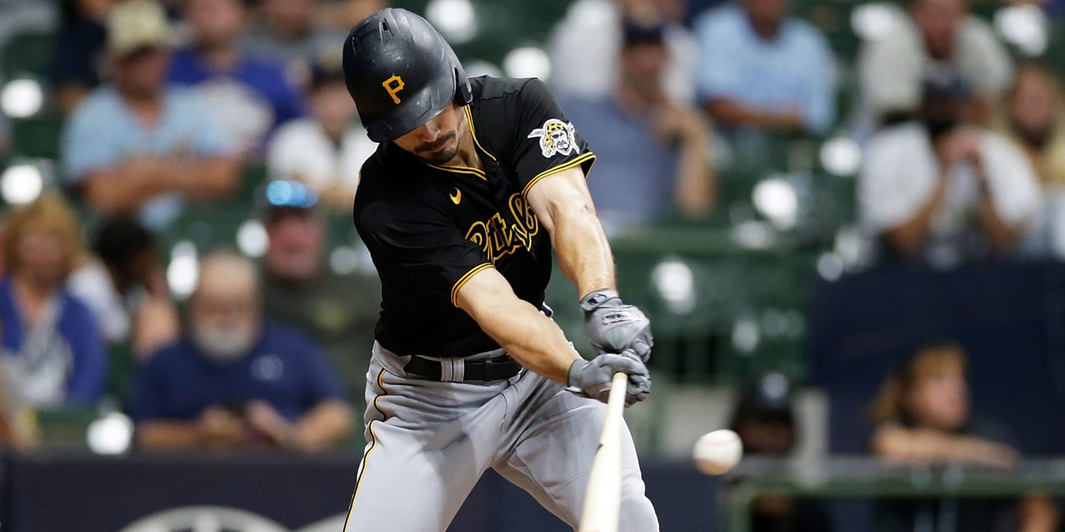 Reynolds' four hits power Pirates to 8-6 win over Reds