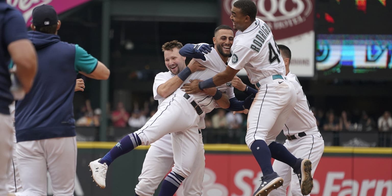 He put our uni on and just took off': Abraham Toro flourishing with Mariners  - The Athletic