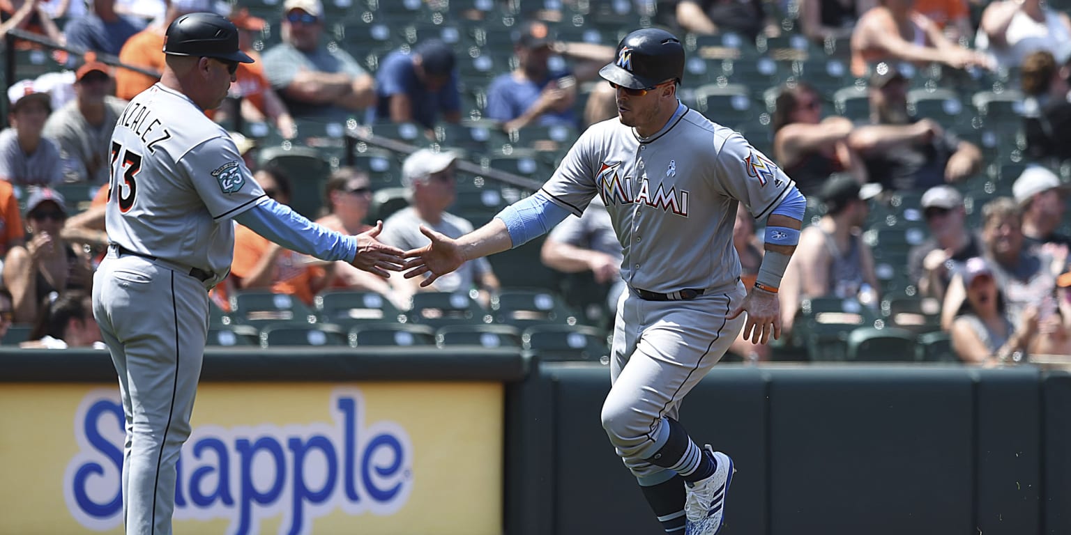 Orioles y Marlins en acción, con jugadores de ambos equipos luciendo sus uniformes y demostrando su habilidad en el campo