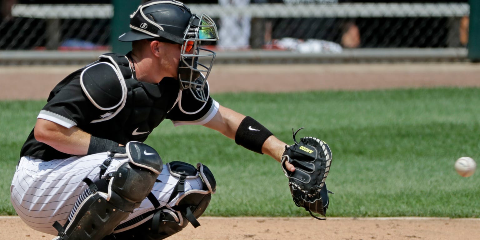 Catcher Yasmani Grandal scratched with sore shoulder as injuries