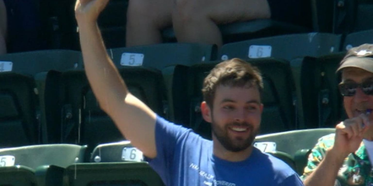 Foul ball lands in fan's beer, 08/04/2022