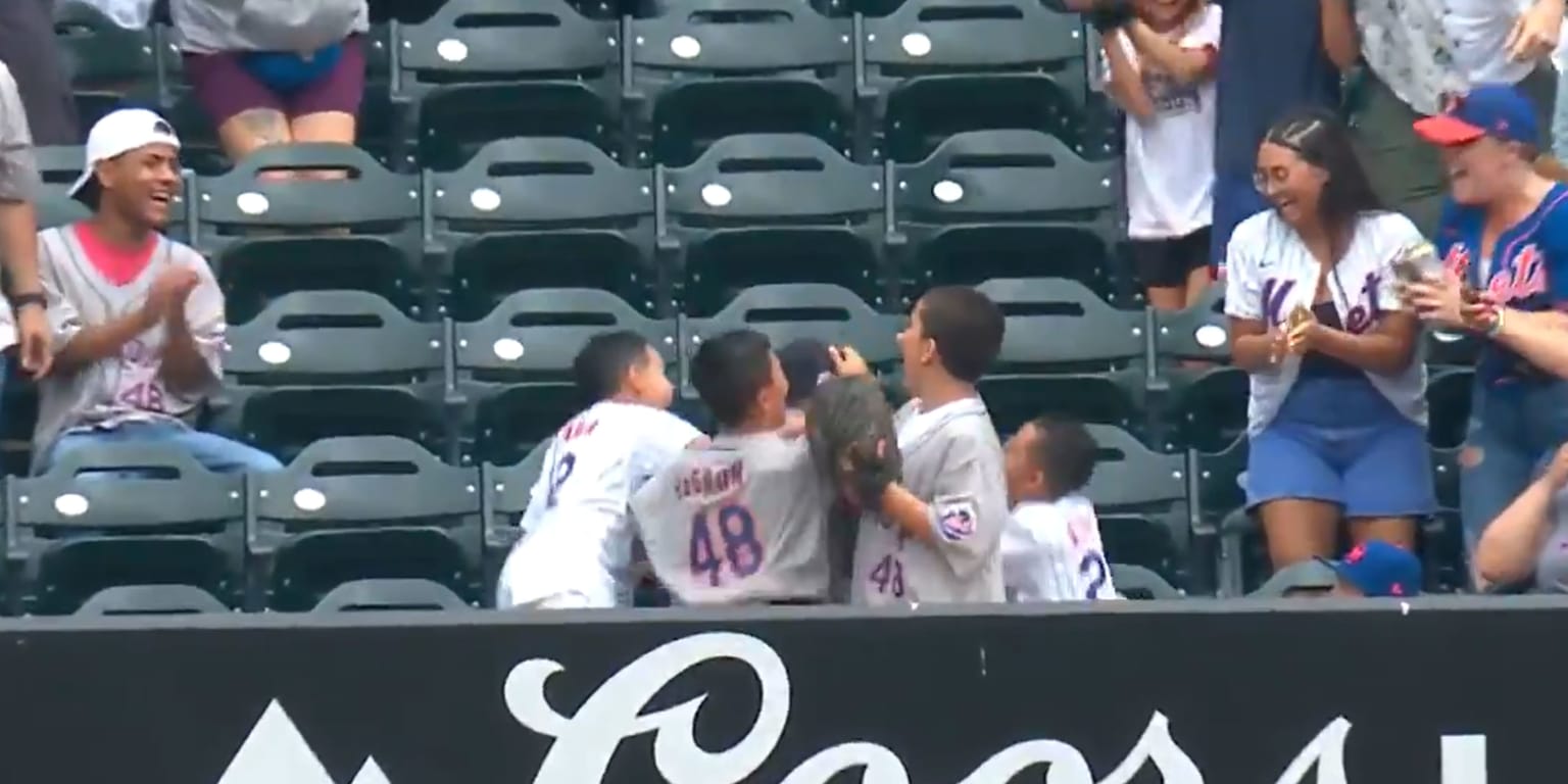 Mets fan proves you should either hold your baby or catch a foul