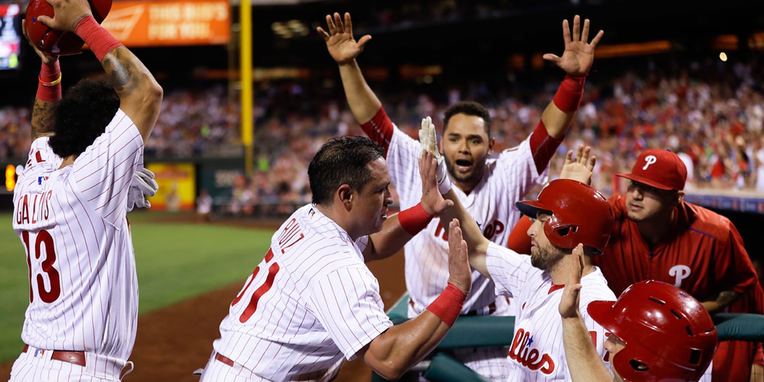 Ryan Howard HRs, Phillies score late in win