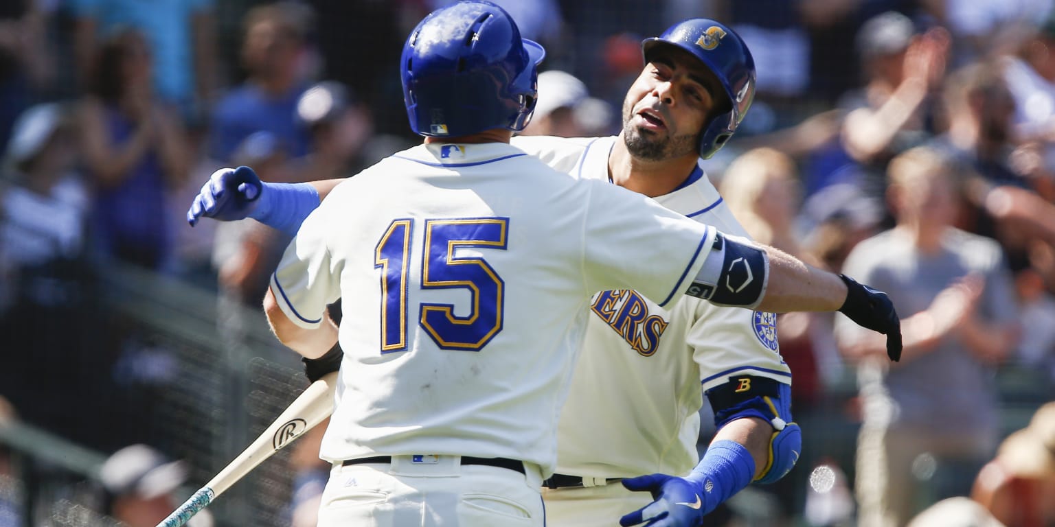 Aledmys Diaz's clutch hit sends A's past Brewers in 10