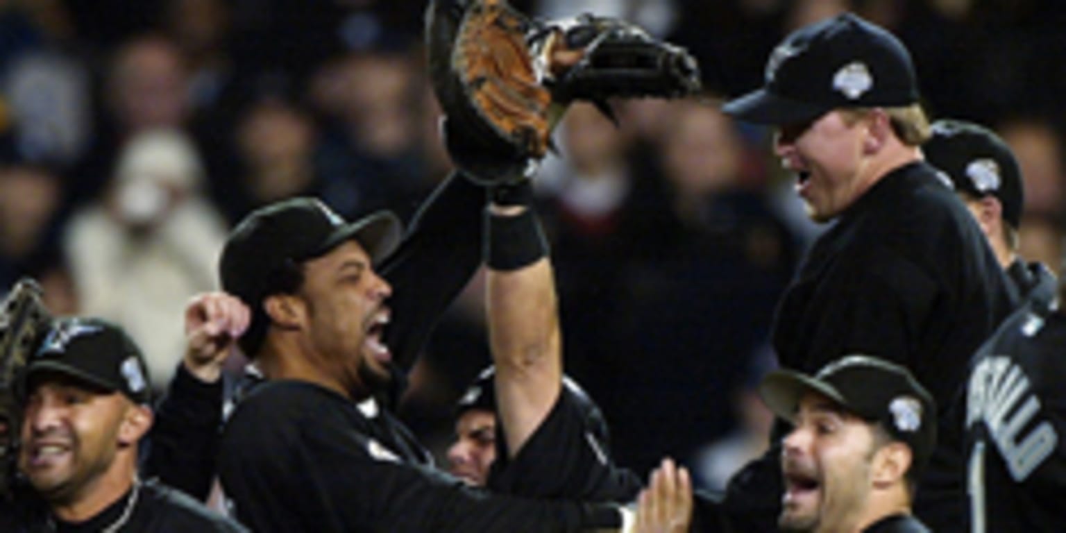 Luis Gonzalez lifts Diamondbacks to World Series win over Yankees - ESPN  Video