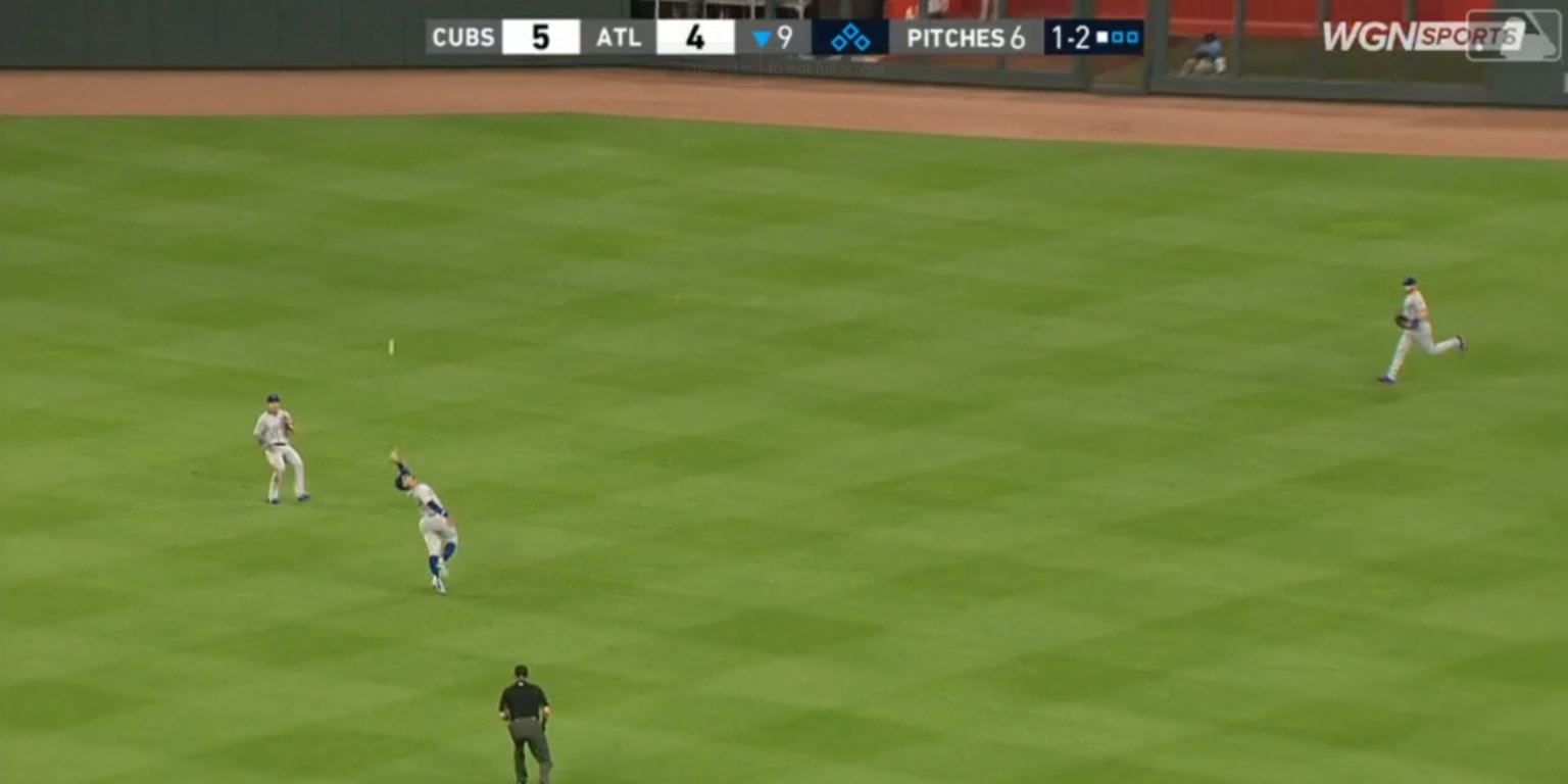 CHC@SF Gm4: Baez drops his gum, recovers to catch it 