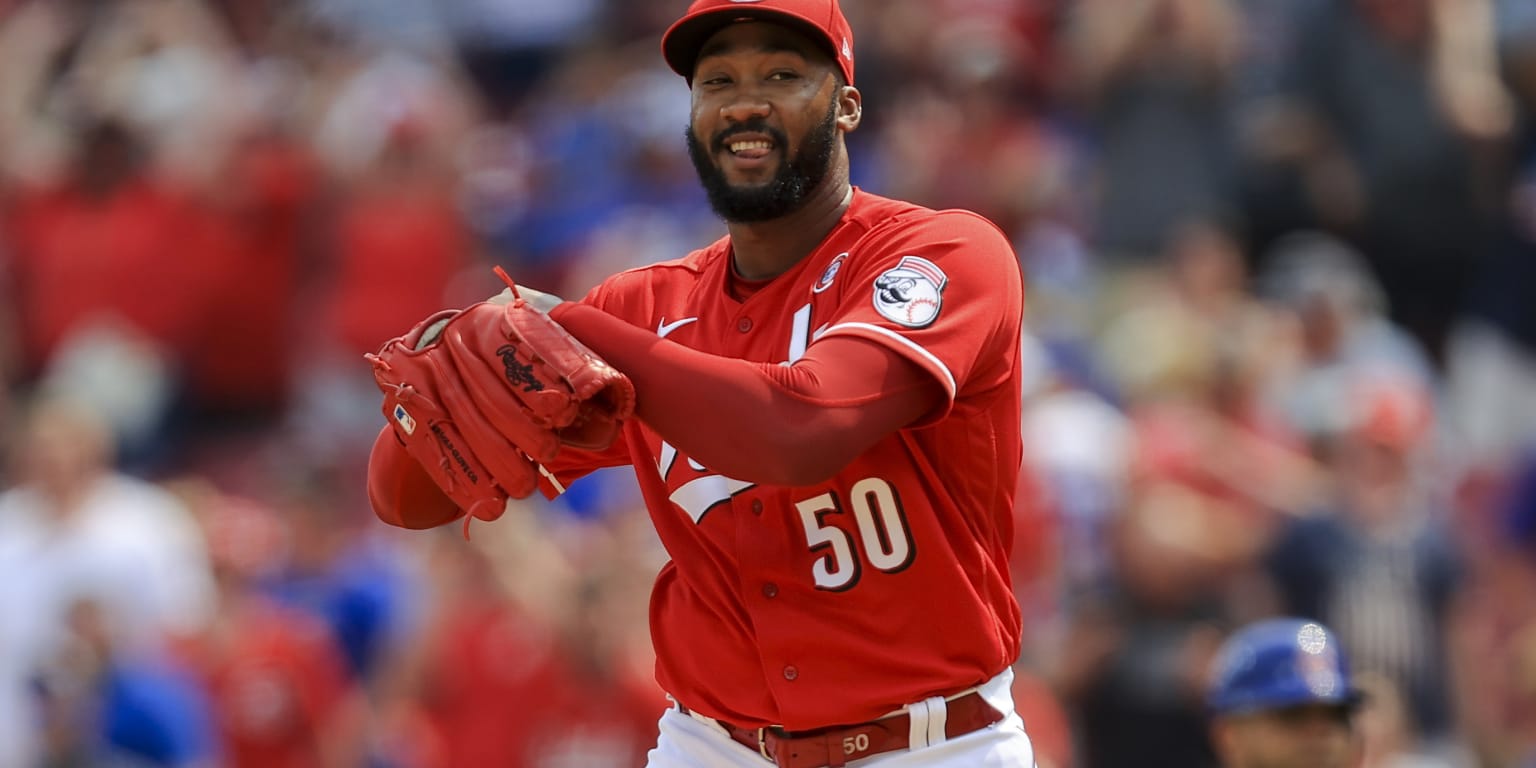 Reds rally late to sweep Cubs