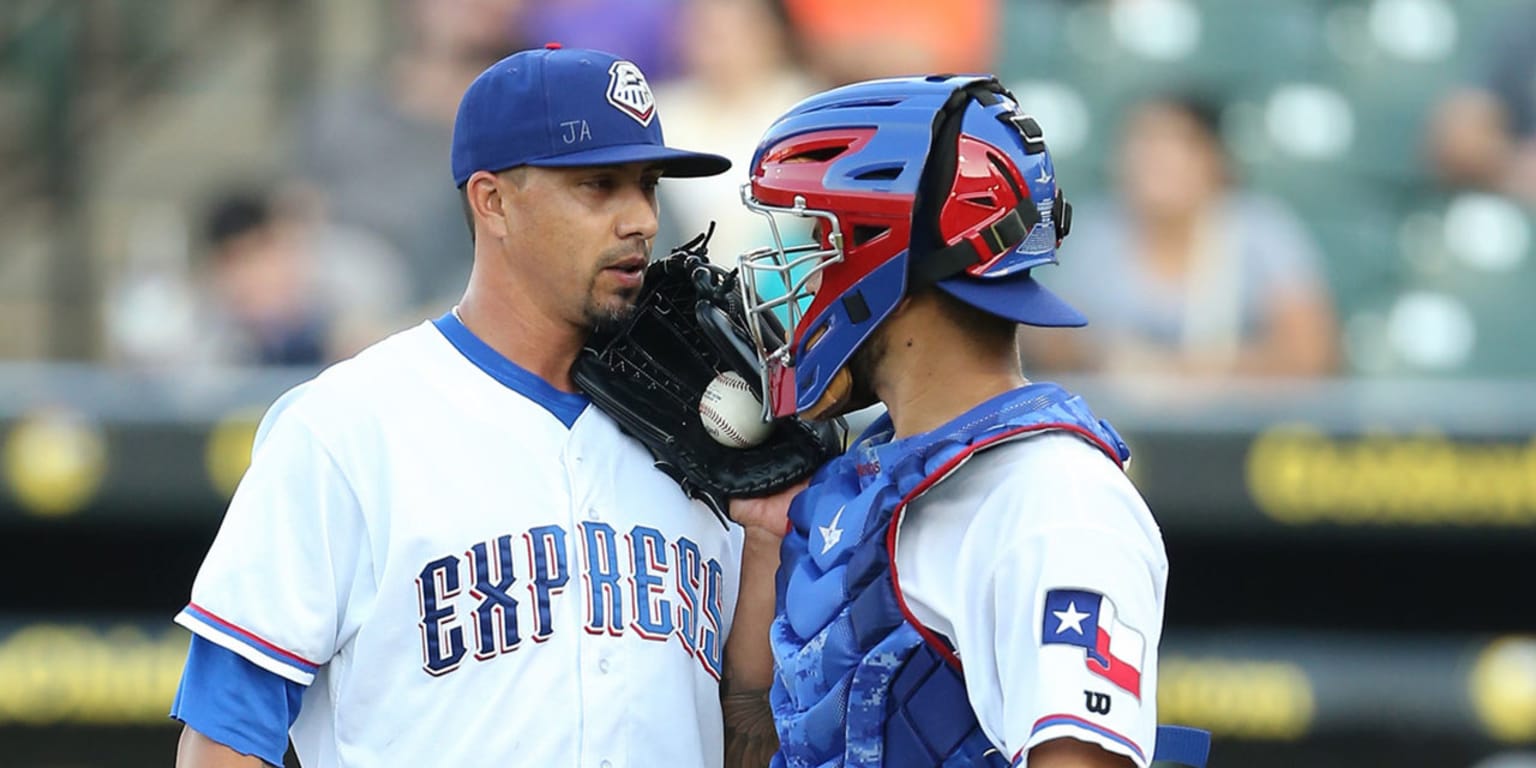 Rangers promote veteran Kyle Lohse