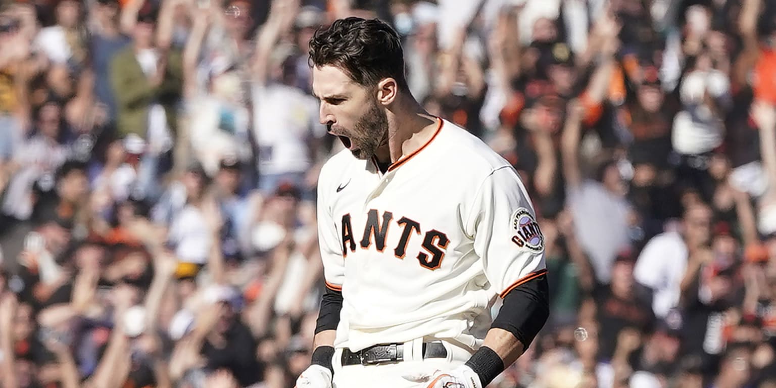 Best in West: Giants KO Buehler, hold off LA thumbnail