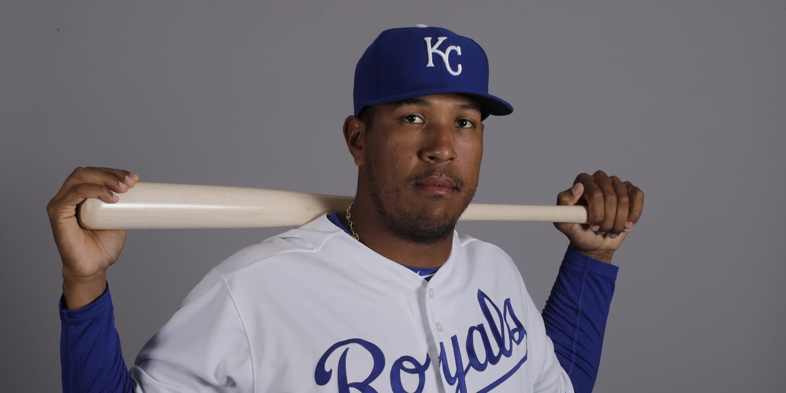 Star catcher Salvador Perez hurts elbow, may need season-ending surgery