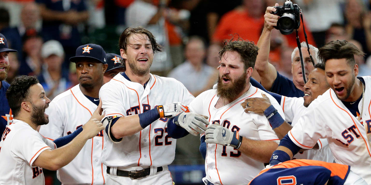 Two-out hits fuel Astros' win against Braves, extend Series