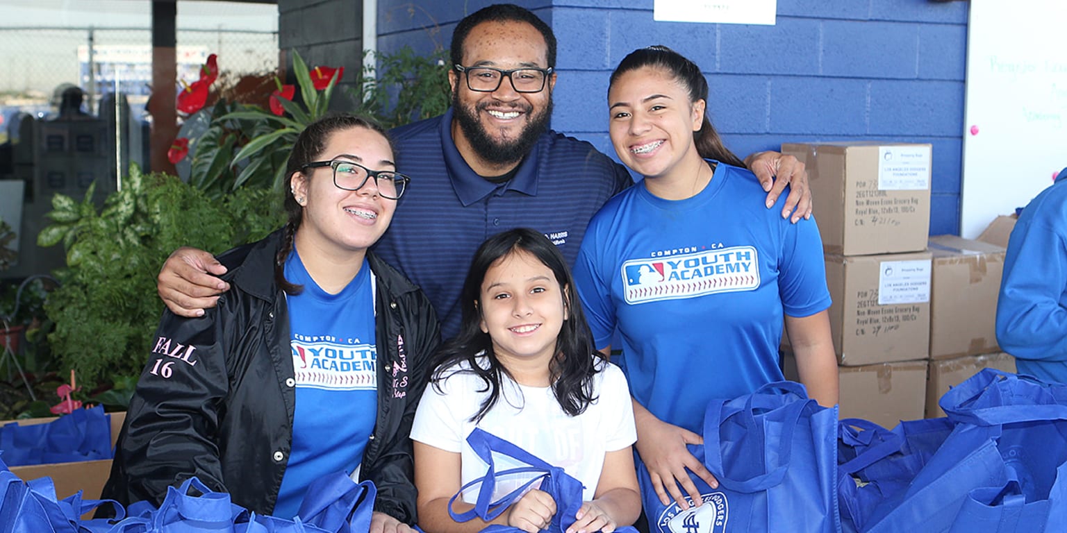 MLB Compton academy hosts turkey giveaway