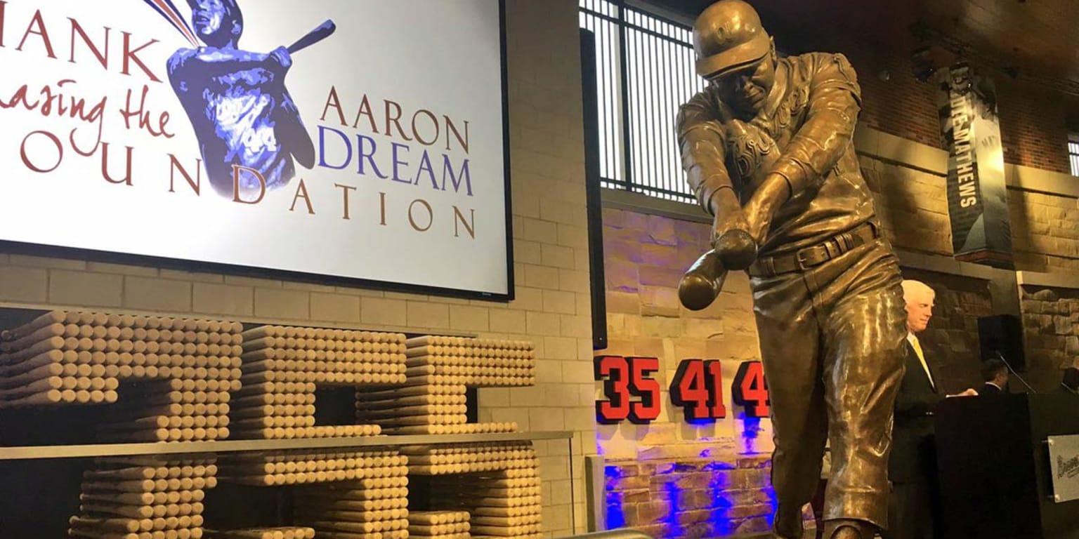 Statue of Braves legend Hank Aaron unveiled at Louisville Slugger Museum –  WSB-TV Channel 2 - Atlanta