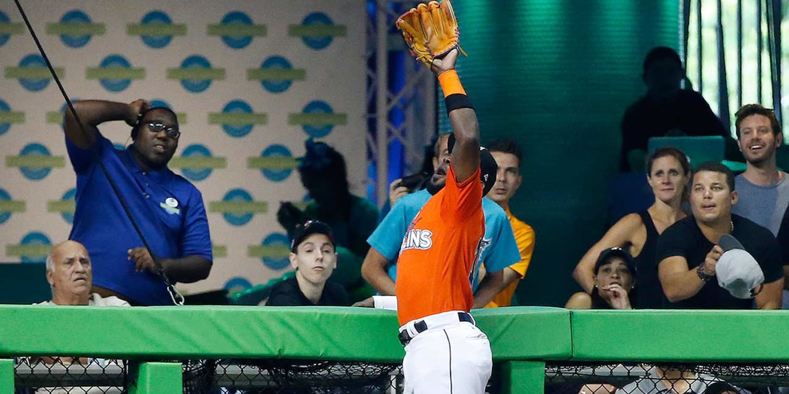 Marlins' Marcell Ozuna wins first Gold Glove