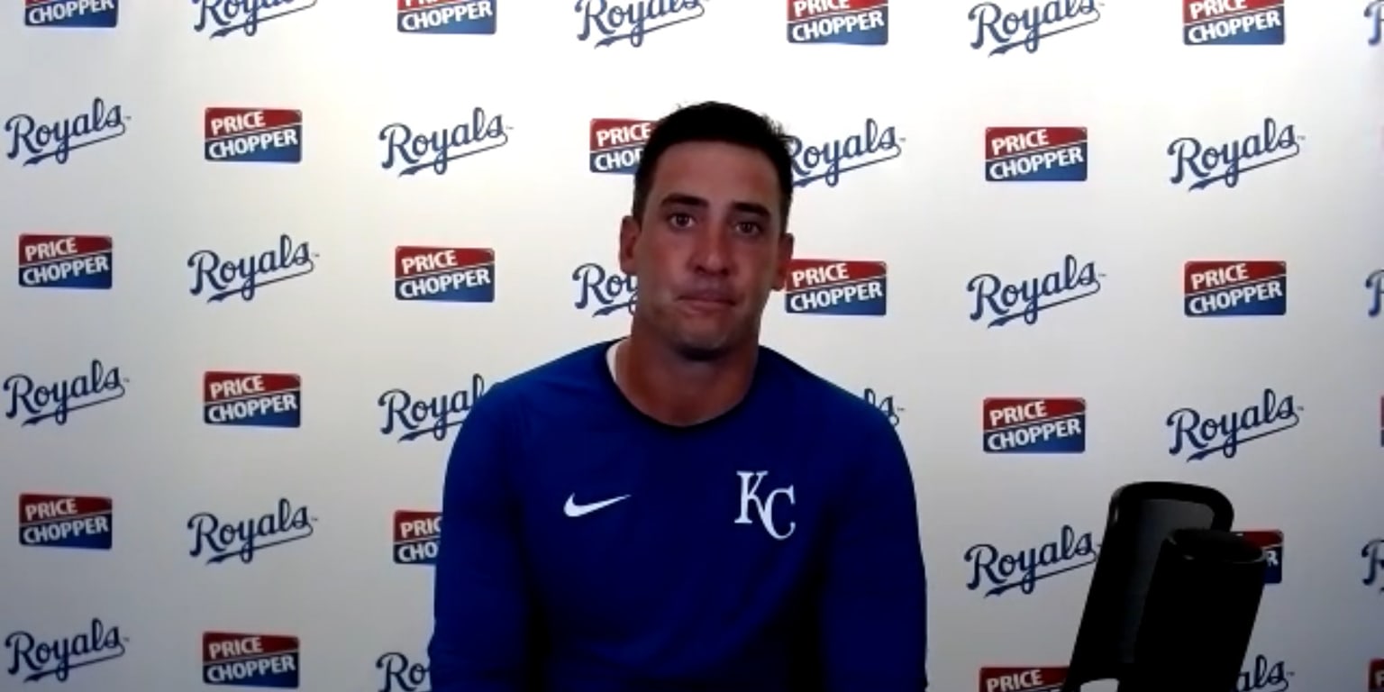 Perez scratched from Royals' lineup due to 'a little bit of blurry