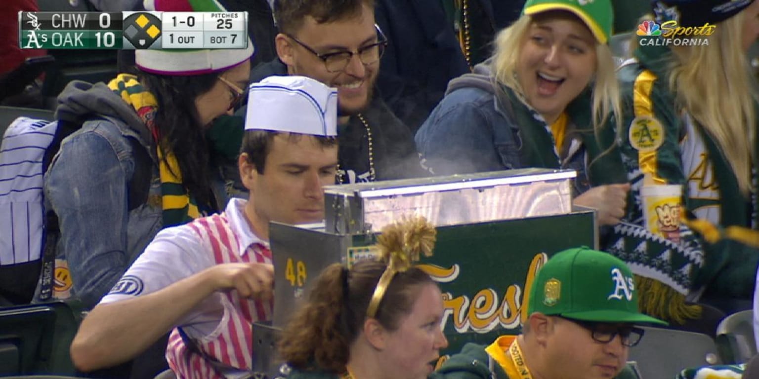 Professional Hot Dog Vendor Rates MLB Stadium Hot Dogs 🌭⚾️ - Oakland , Oakland Athletics