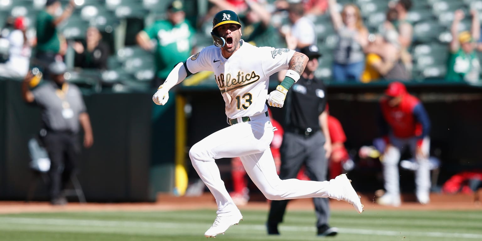 WATCH: Brewers' Luis Urías delivers first career walk-off hit 