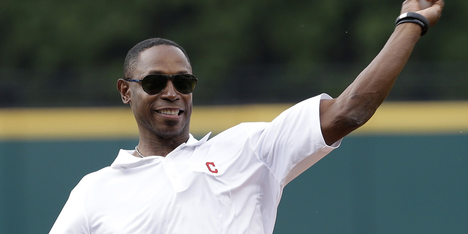 Cleveland Indians fan gives up plane seat so Kenny Lofton makes