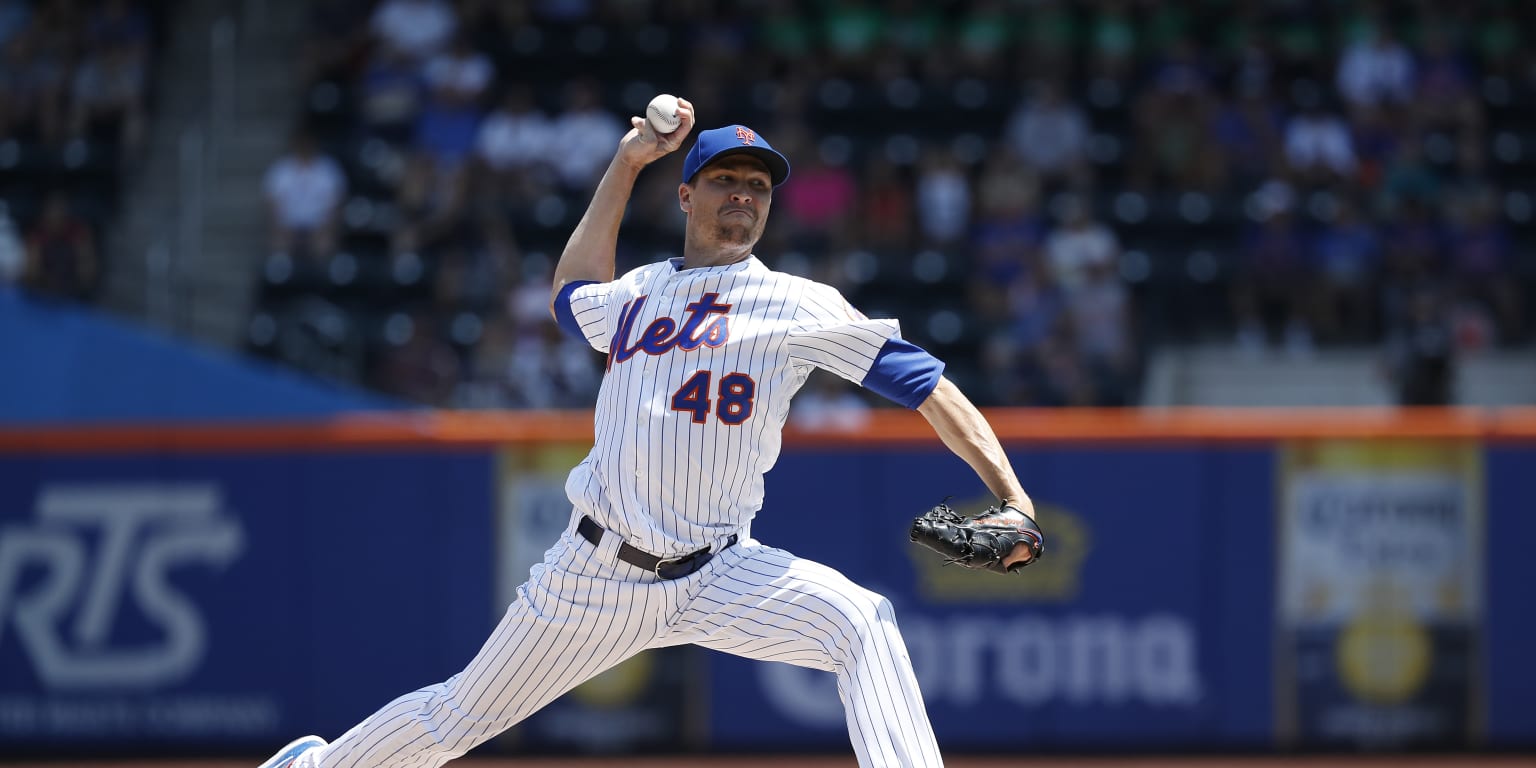 Mets pitcher Jacob deGrom gets a haircut