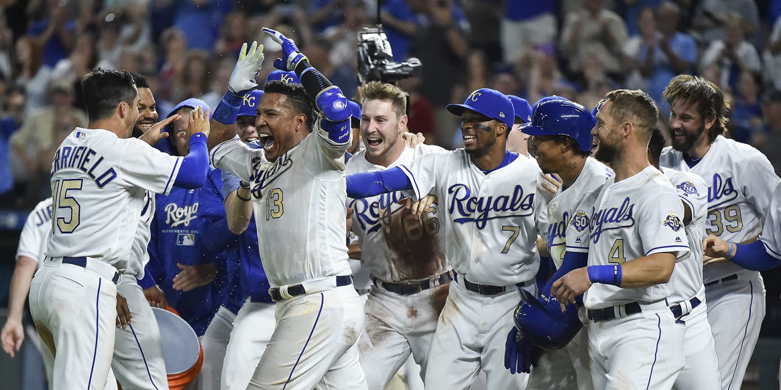 Salvador Perez hits grand slam in back-to-back games, Royals win