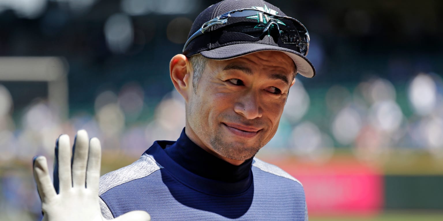 Ichiro Suzuki throws first pitch at Mariners' 2022 Opening Day in Seattle