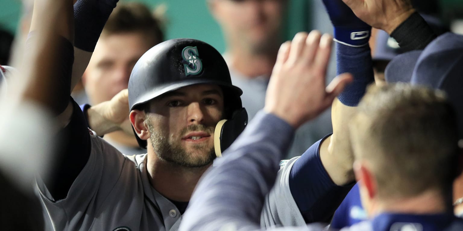 Mariners homer in 14th straight game