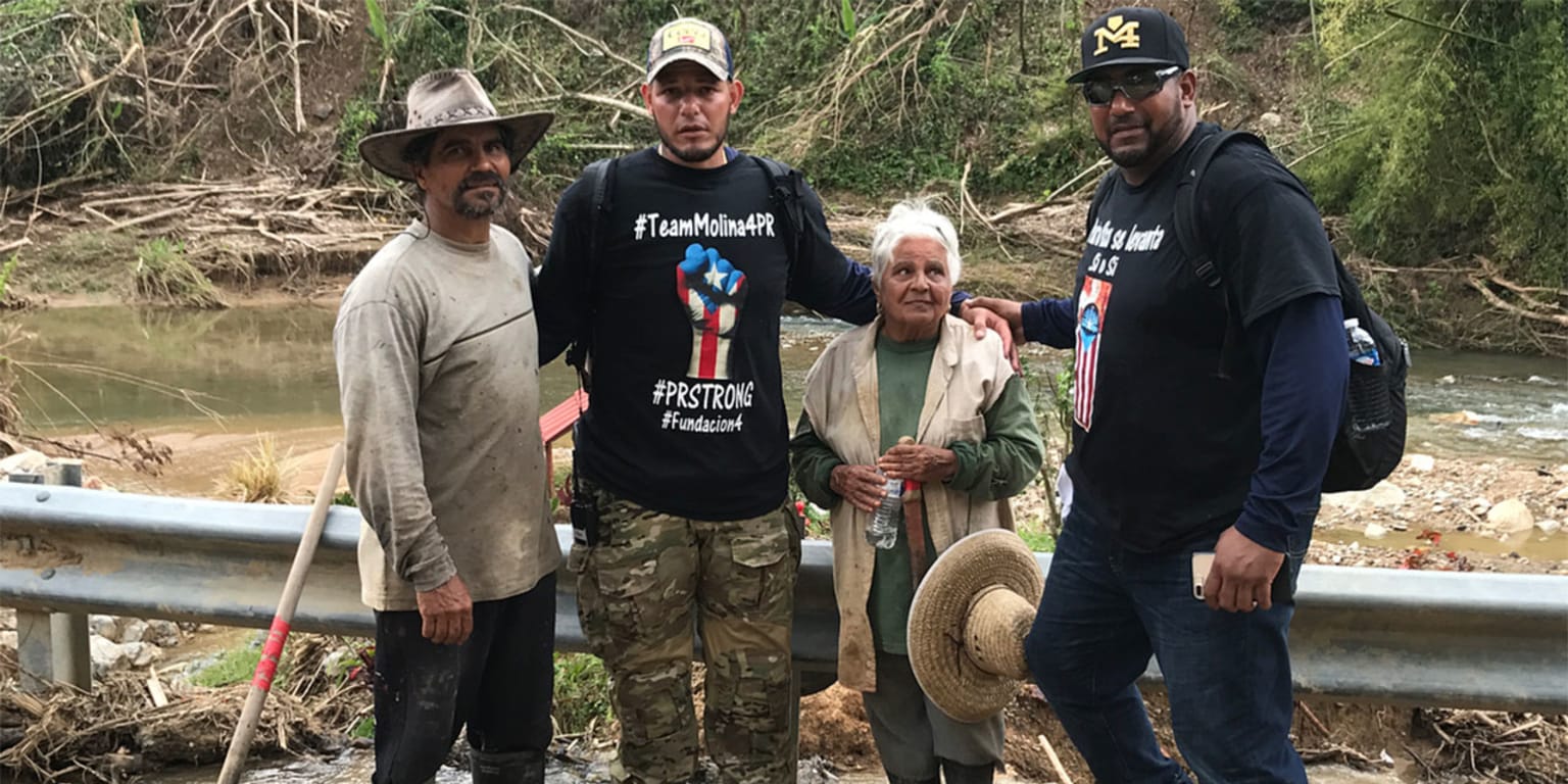 Yadier Molina helps in Puerto Rico after Maria