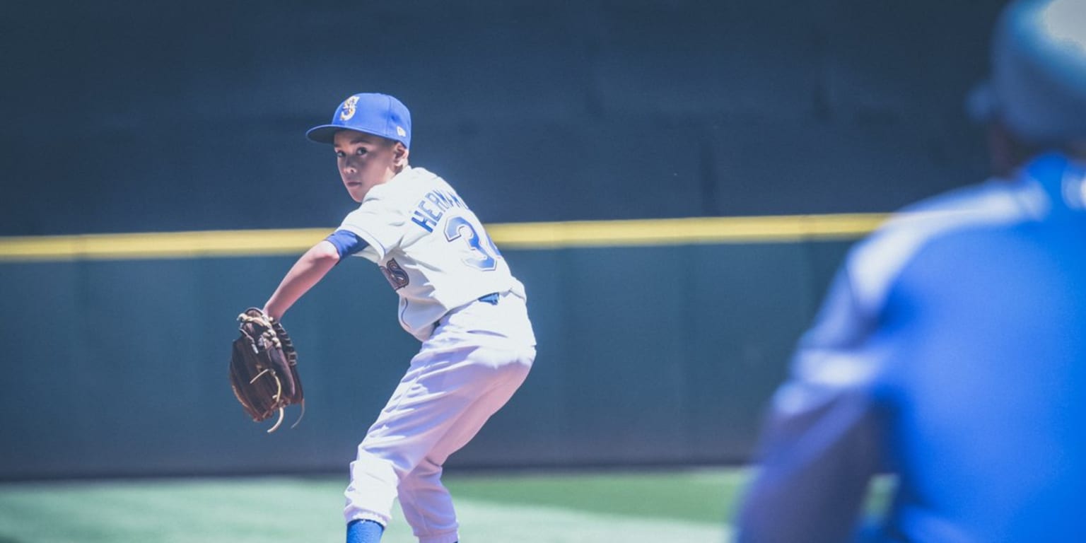Felix Hernandez's son threw a Father's Day first pitch in a full Mariners  uniform