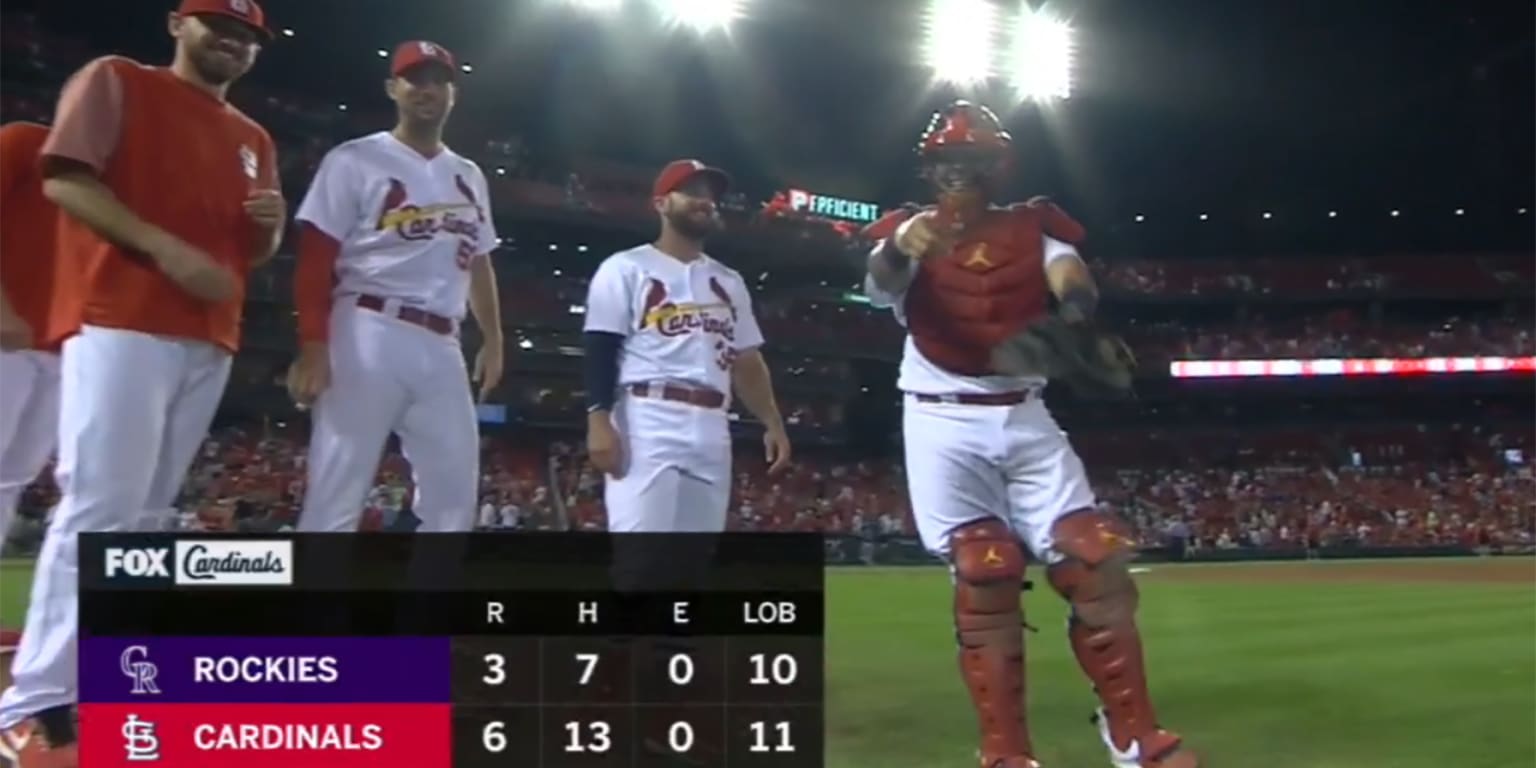 Yadier Molina surprises Adam Wainwright with rosin bag to face