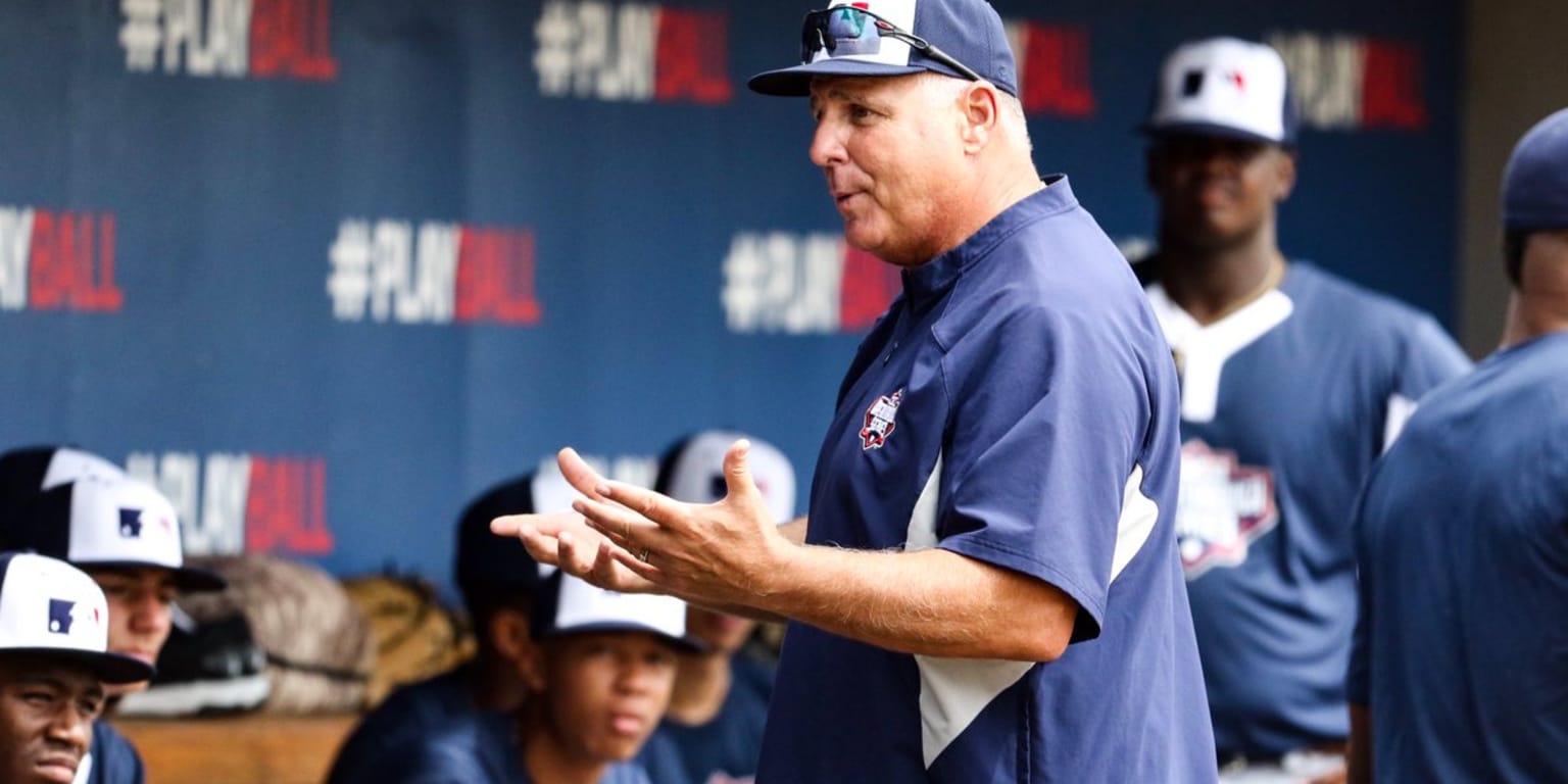 Mike Scioscia teaching players at Breakthrough Series
