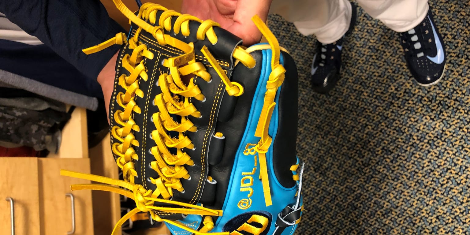 What Pros Wear: The Source for Pro Baseball Gloves, Cleats, Bats