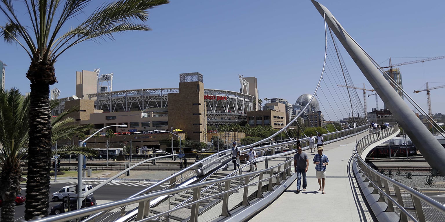 Padres offer $25 credit for Chargers gear