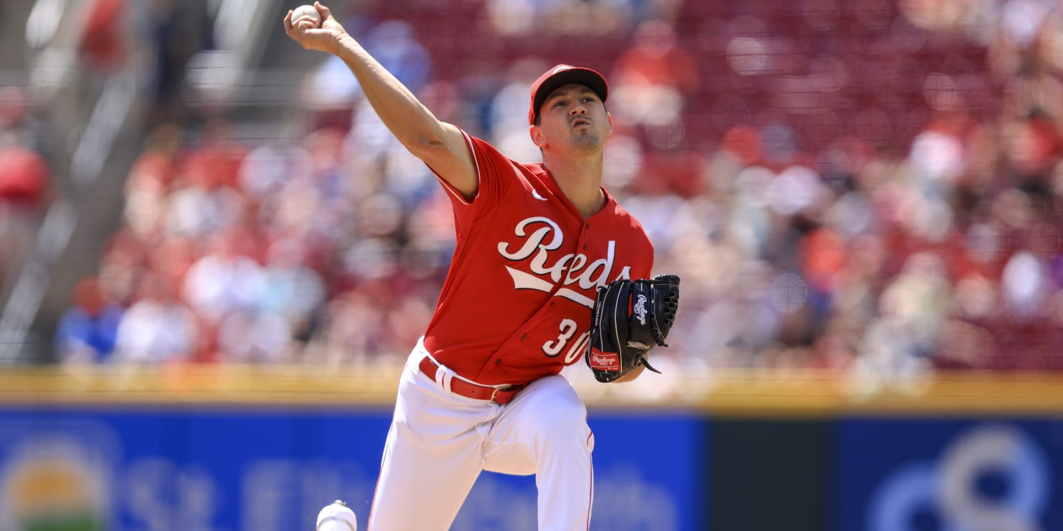 Watch: Reds' Luis Castillo flirts with no-hitter in win over