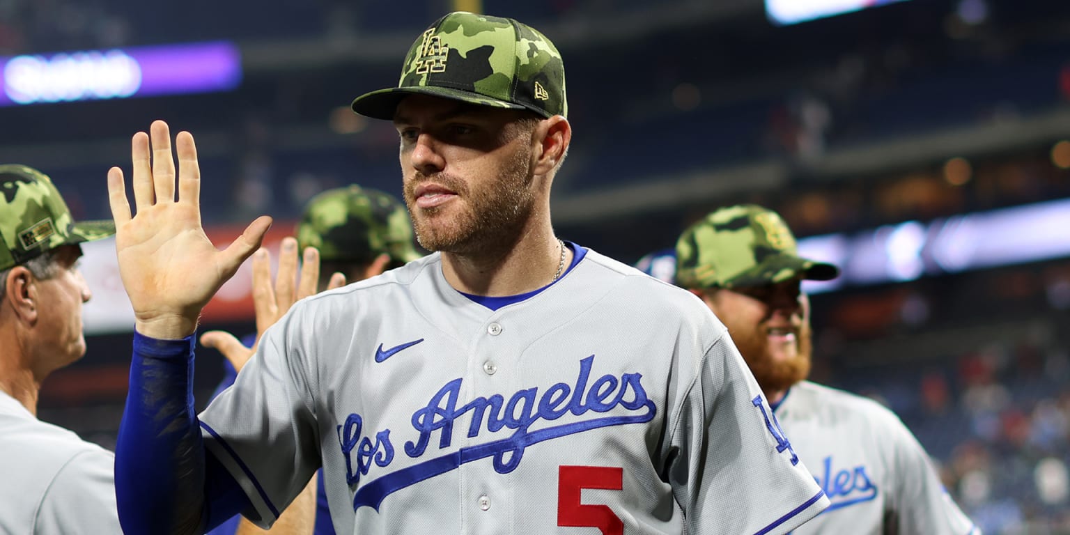 Freddie Freeman Signs with Dodgers for $162 Million - The New York Times