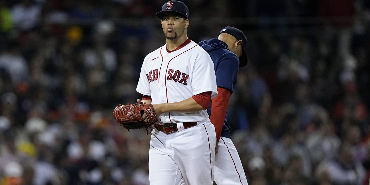 Boston set to bring back righty reliever Robles thumbnail