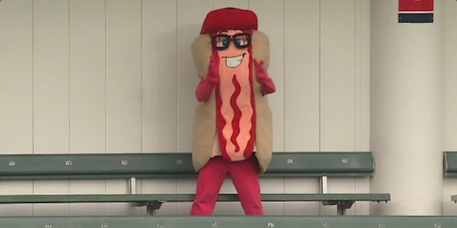 Indians' Jason Kipnis bowls over Ketchup in Hot Dog Derby 