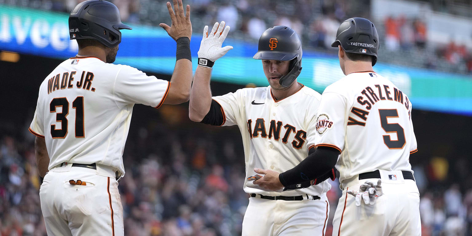 Giants crush D-backs with five HR