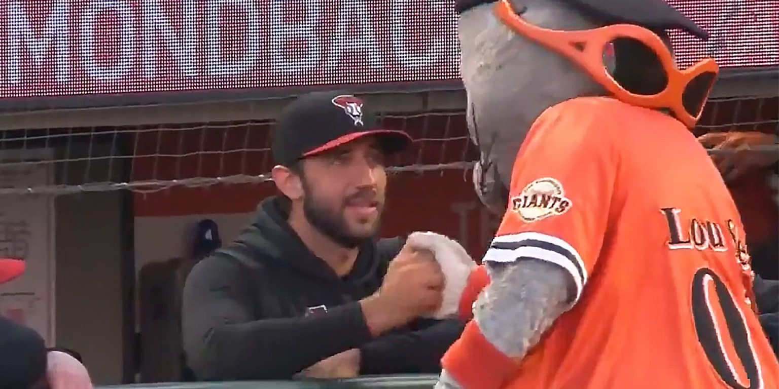 Bumgarner reunites with old Giants friend thumbnail
