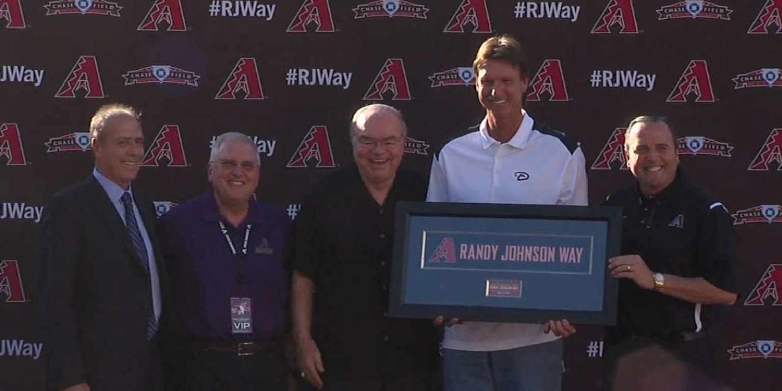 Randy Johnson gives thanks in D-backs retirement ceremony