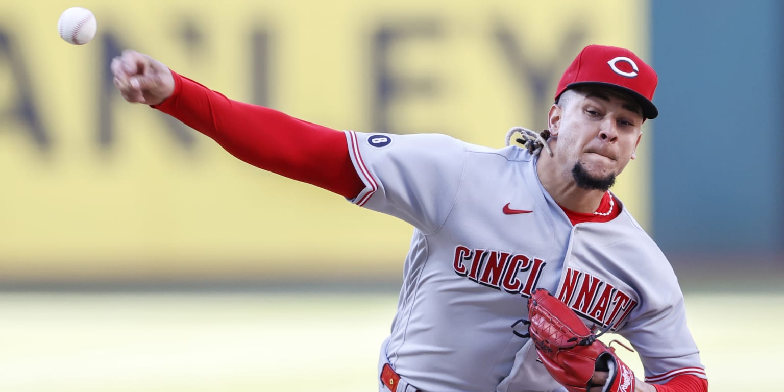 Miley, Naquin and Moustakas lead the Reds to dominating series