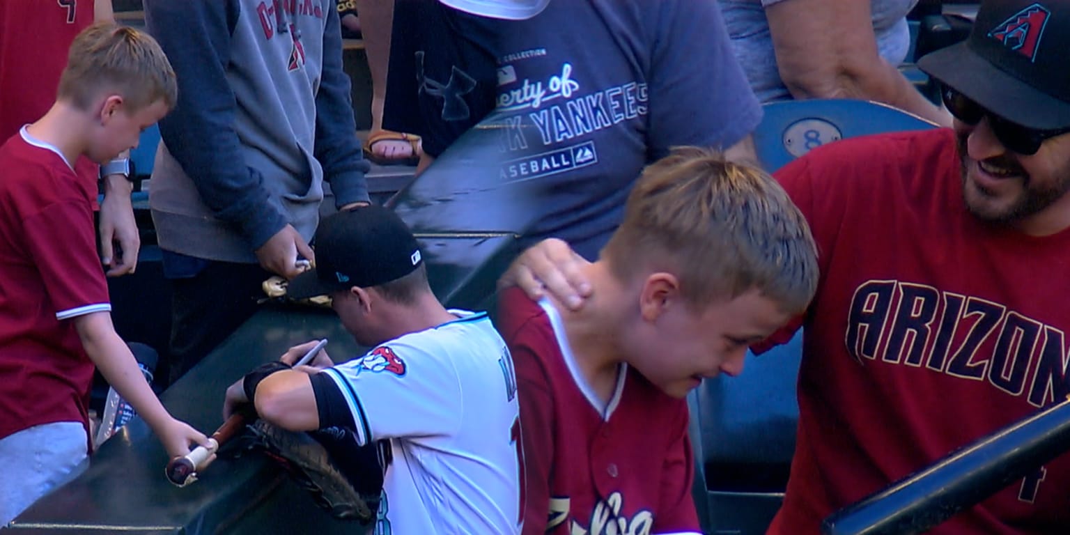 Carson Kelly gives young fan autographed bat